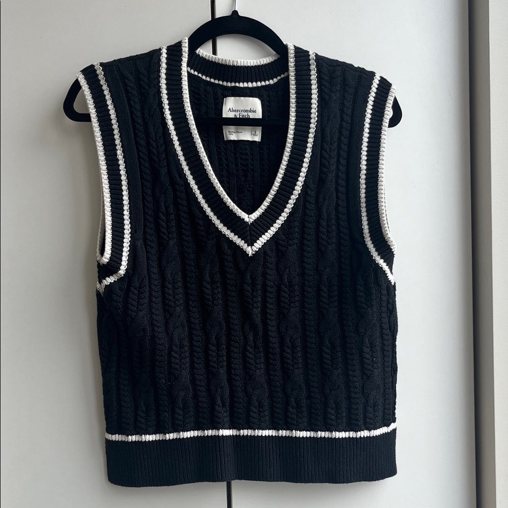 Abercrombie & Fitch Black V-Neck Cable-Knit Sweater Vest with White Trim